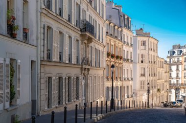 Tipik sokakta Montmartre, Paris romantik yer 