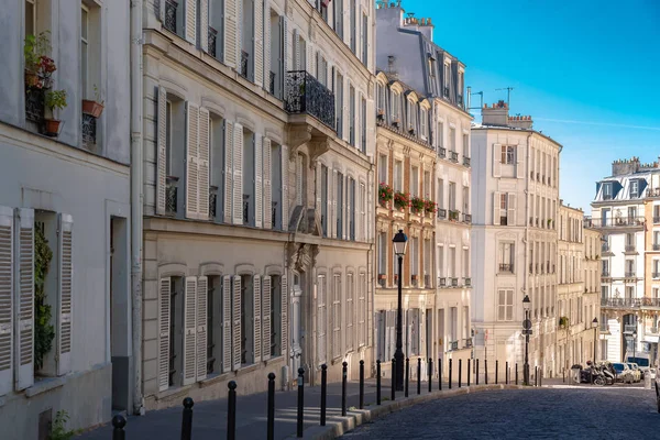 パリのロマンチックな場所 モンマルトルの典型的な通り — ストック写真