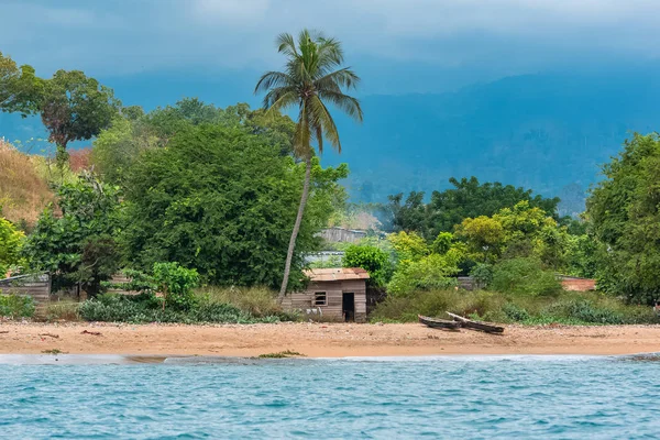 Sao Tome Bellissimo Paesaggio Villaggio Spiaggia Foresta Pluviale Sullo Sfondo — Foto stock gratuita