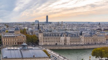 Paris, Ile de la Cite, Montparnasse Kulesi arka planda Seine, Nehri üzerinde üzerinde Conciergerie Panoraması 