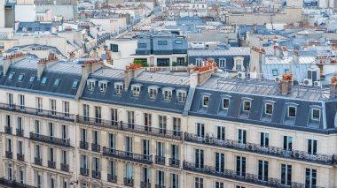Paris, tipik çatılar, windows, balkon ve şömine ile şehir görüntüsü