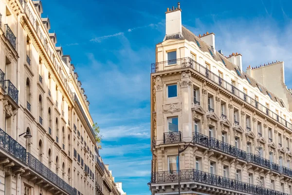 Paris, eski bina, merkezi tipik dar cephe