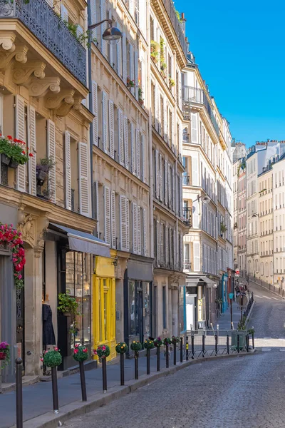 パリのロマンチックな場所 モンマルトルの典型的な通り — ストック写真