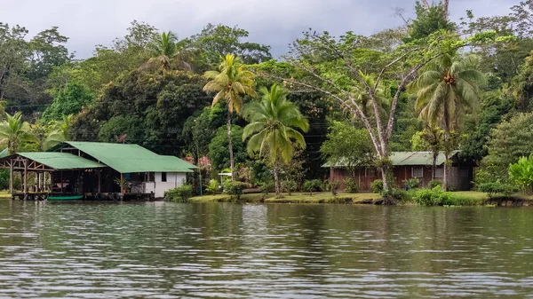 Costa Rica Typische Häuser Und Boot Auf Dem Fluss Tortuguero — kostenloses Stockfoto