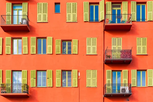Ницца Франция Красивый Красный Фасад Типичными Окнами Балконами Ставнями — стоковое фото
