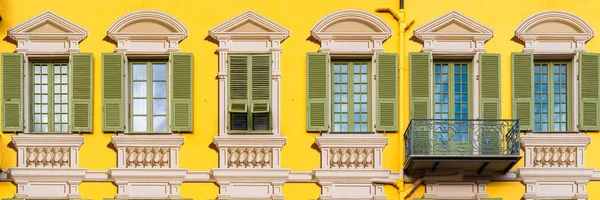 Ницца Франции Красочный Фасад Типичными Фресками Окон Зелеными Ставнями Место — стоковое фото