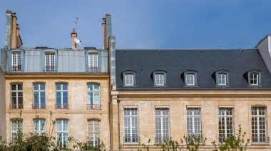 Paris, Marais, tipik Paris cepheler ve windows güzel binalar
