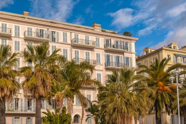 Güzel, renkli evleri palmiye ağaçları ile Fransız Rivierası'nda des Anglais mesire