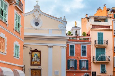 Menton, 2 Şubat 2019, tipik eski street, kilisenin arka planda penitents Kara ile