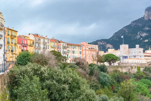 Monaco Monte Carlo Typické Barevné Domy Starém Městě Hradem Pozadí — Stock fotografie
