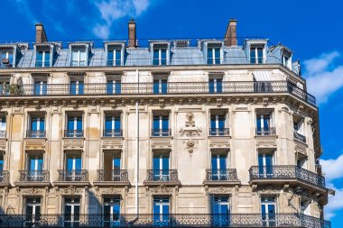 Paris, güzel binalar Place des Victoires, tipik Parisli cepheleri ve pencereleri