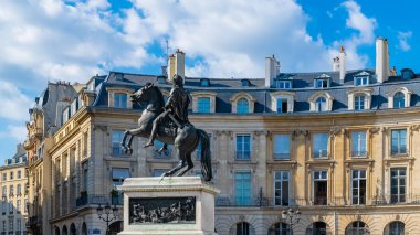 Paris, güzel binalar Place des Victoires, tipik Parisli cepheleri ve pencereleri