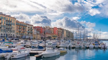 Fransa, liman, eski renkli binalar quays ve Marina tekne üzerinde güzel 
