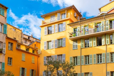 Güzel, Fransa, renkli cephe, tipik pencereler, balkon ve Panjur ile 