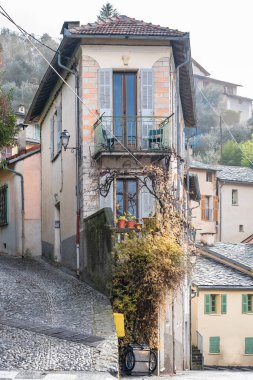     Sospel, güzel Fransız köyü, renkli evler ile tipik sokak