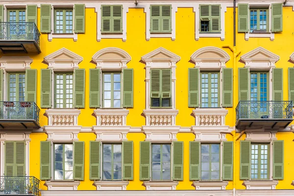 Ницца Франции Красочный Фасад Типичными Фресками Окон Зелеными Ставнями Место — стоковое фото