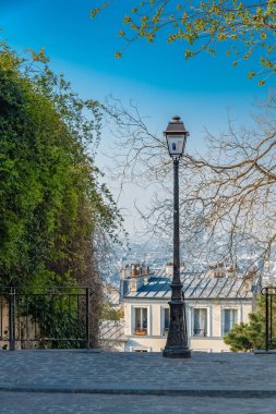 Paris, Montmartre, bir vintage sokak ile çok romantik bir Paris sokak, gün doğumu