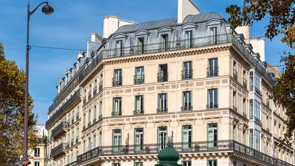 Paris Vacker Byggnad Centrum Typisk Parisisk Fasad Nära Place Madeleine — Stockfoto