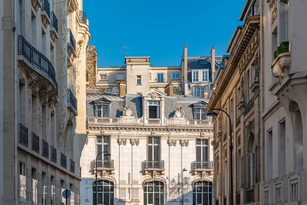 Paris Gamla Och Moderna Byggnader Typiska Parisiska Fasader Och Fönster — Stockfoto