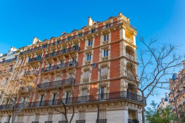 Paris, merkezde dar bina, tipik Paris cephesi