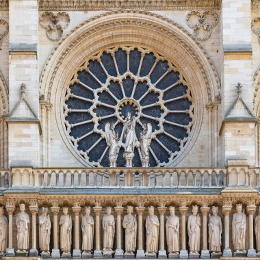 Paris, ile de la Cite Notre-Dame katedrali, batı cephesinde krallar galerisi ve vitray