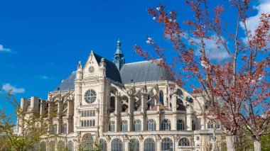 Paris, ilkbaharda Bir kiraz ağacı ile Saint-Eustache kilise 