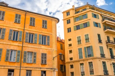 Nice, Fransa, renkli cephe, tipik pencereler ve kepenkler ile 