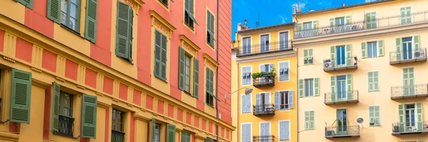 Ницца Франция Красочный Фасад Типичными Окнами Ставнями — стоковое фото