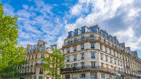 美丽的建筑 典型的巴黎立面附近的查特莱特 — 图库照片