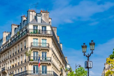 Paris, güzel bina, sokakta bir kamu saati ile tipik Paris cephe