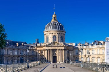 Paris, Seine 'deki Pont des Arts, ve Fransa Enstitüsü, güzel bir anıt.