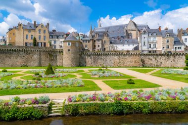 Vannes, Brittany 'deki ortaçağ şehri, çiçek tarhlı surların manzarası. 