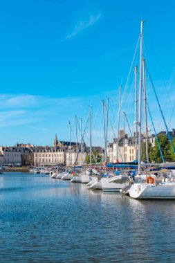     Vannes liman, Morbihan, Brittany, marina tekneler, tipik evler ve arka planda katedral ile 
