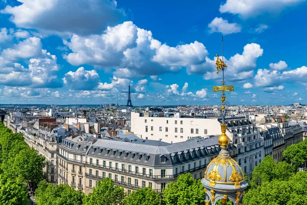 Paris Blick Auf Den Eiffelturm Und Die Typischen Dächer Der — Stockfoto
