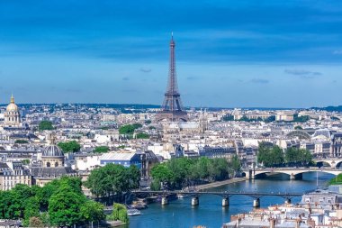 Paris, Eyfel kulesinin panoraması, Pont des Arts ve arka planda Seine üzerinde Pont du Carrousel