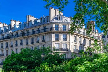 Paris, tipik bina, Paris cephesi ve pencereler rue de Rivoli 