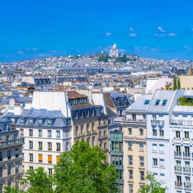     Paris, Marais tipik çatılar, Sacre-Coeur bazilika ile havadan görünümü 