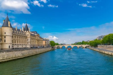 Paris, ile de la Cit üzerinde Conciergerie ile Seine görünümü ve Pont-Neuf 