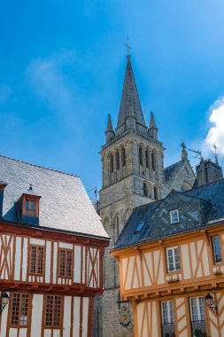 Brittany Vannes, arka planda katedral ile eski yarı ahşap evler
