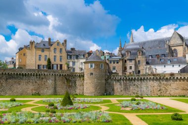     Vannes, Brittany 'deki ortaçağ şehri, çiçek tarhlı surların manzarası. 