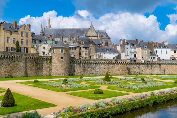     Vannes, Brittany 'deki ortaçağ şehri, çiçek tarhlı surların manzarası. 