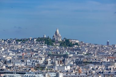 Paris, montmartre ve arka planda Sacre-Choeur bazilikası ile şehrin panoraması
