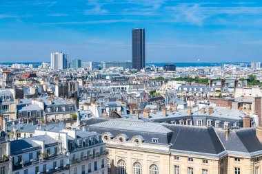 Paris, tipik çatılar, arka planda Montparnasse kulesi ile havadan görünümü 