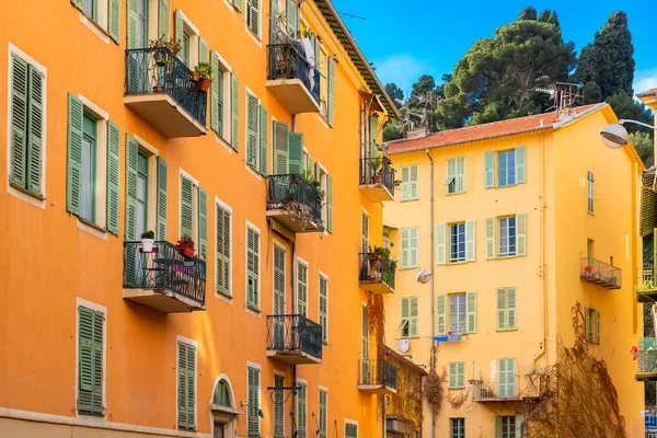 Ницца Франция Красочный Фасад Типичными Окнами Ставнями — стоковое фото