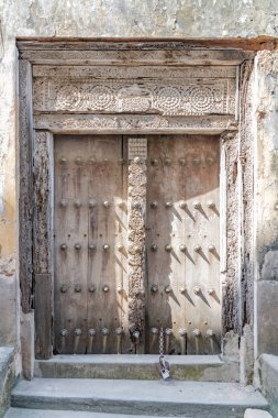 Zanzibar Adası 'nda Stone Town eski ahşap kapı, tarihi merkezinde
