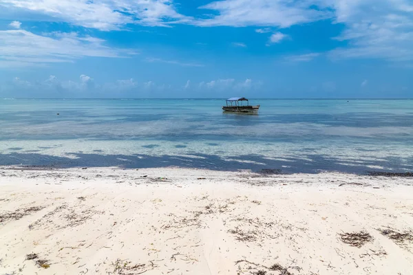 Tanzanya Zanzibar, beyaz kum ile güzel plaj ve tipik bir balıkçı teknesi