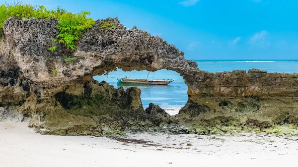 Zanzibar Tanzanii Krásná Pláž Bílým Pískem Typická Rybářská Loď — Stock fotografie