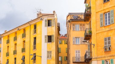 Nice, Fransa, renkli cephe, tipik pencereler ve kepenkler ile 