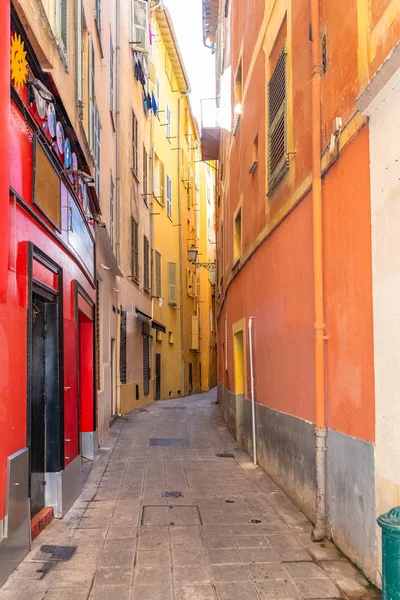 Типичный Район Ниццы Узкой Улицей Красочными Фасадами — стоковое фото