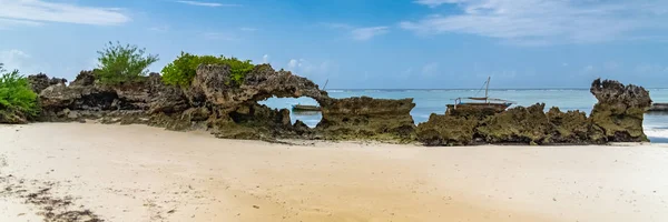 Zanzibar Tanzanii Krásná Pláž Bílým Pískem Typická Rybářská Loď — Stock fotografie